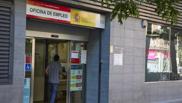ep archivo   un hombre entra en una oficina de empleo