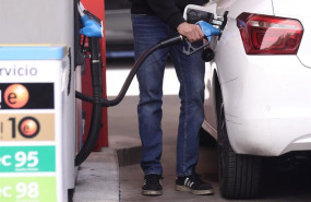 ep archivo   un hombre repostando con su coche en una gasolinera