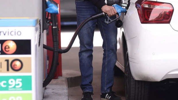 ep archivo   un hombre repostando con su coche en una gasolinera
