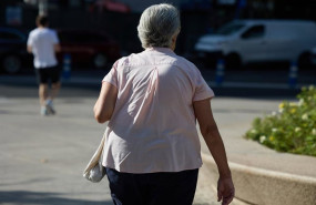 ep archivo   una mujer pensionista caminando por una calle de madrid