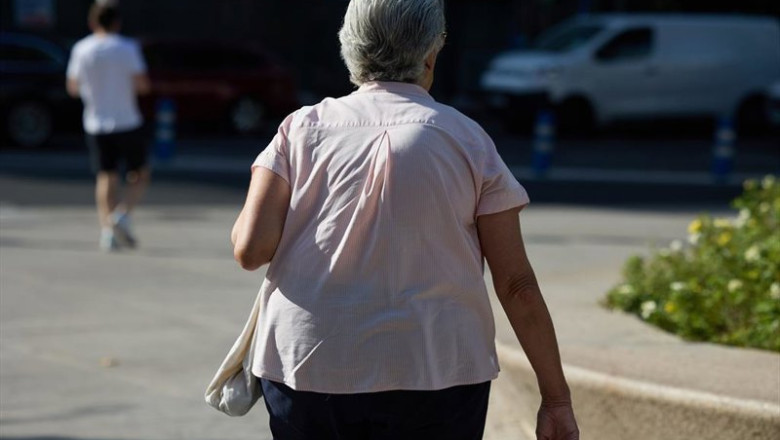ep archivo   una mujer pensionista caminando por una calle de madrid