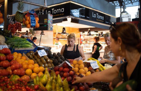 ep archivo   una persona compra en el mercado de la boqueria a 4 de julio de 2023 en barcelona
