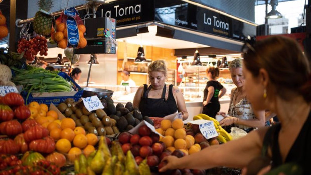 ep archivo   una persona compra en el mercado de la boqueria a 4 de julio de 2023 en barcelona