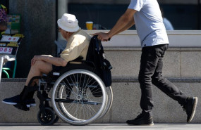 ep archivo   una persona en silla de ruedas a 16 de julio de 2025 en madrid espana