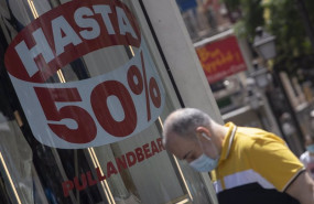 ep archivo una persona pasa al lado de un escaparate de una tienda de la capital con carteles de ep archivo una persona pasa al lado de un escaparate de una tienda de la capital con carteles de