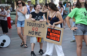 ep archivo   varias personas con pancartas durante una manifestacion por la vivienda