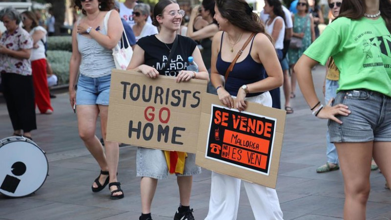 ep archivo   varias personas con pancartas durante una manifestacion por la vivienda