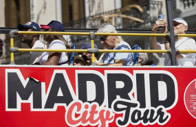 ep archivo   varias personas en un bus turistico