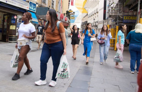ep archivo   varias personas realizan compras durante la campana de verano