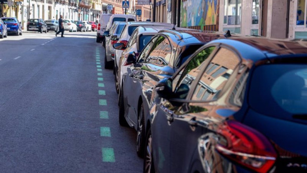ep archivo   varios coches aparcados en zona verde a 7 de mayo de 2024 en madrid espana la