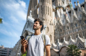 ep archivo   vista de un turista hispano de 30 anos usando un telefono inteligente como guia
