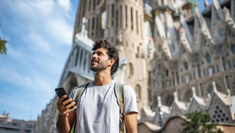 ep archivo   vista de un turista hispano de 30 anos usando un telefono inteligente como guia