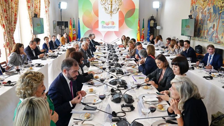 ep asistentes durante una comida tras la xxxiii cumbre hispano portuguesa en la pousada de viana do ep asistentes durante una comida tras la xxxiii cumbre hispano portuguesa en la pousada de viana do