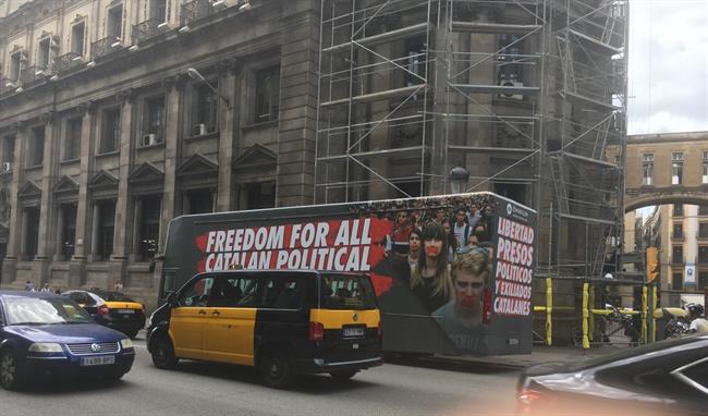 Autobús de la campaña de Òmnium en Barcelona | PP DE BARCELONA ep autobusla campana de mniumbarcelona