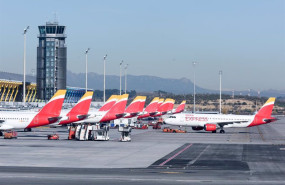 ep aviones aparcados en las pistas de barajas