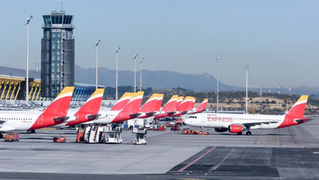 ep aviones aparcados en las pistas de barajas