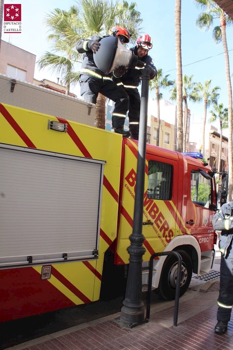 ep bomberos retiran una farola caida por el viento ep bomberos retiran una farola caida por el viento