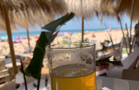 ep cerveza en un chiringuito de playa
