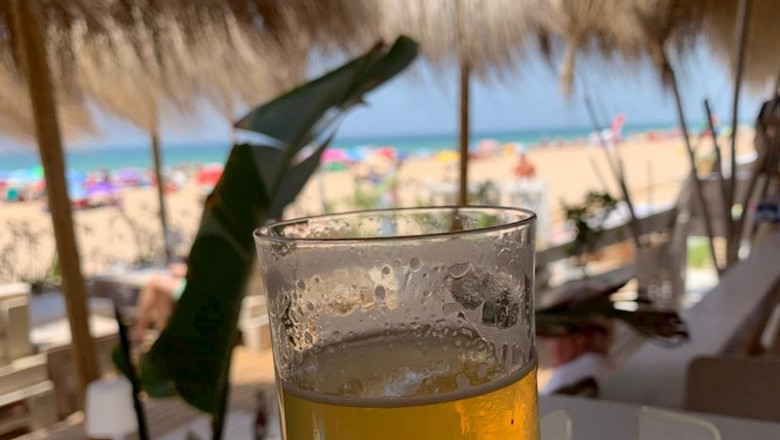 Cerveza en un chiringuito de playa. | EUROPA PRESS - Archivo ep cerveza en un chiringuito de playa