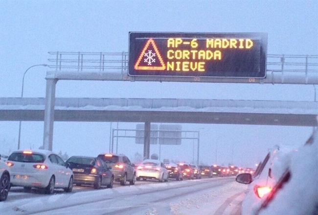 Coches atrapados en la AP-6 por el temporal de nieve | DGT ep coches atrapadosla ap-6temporalnieve