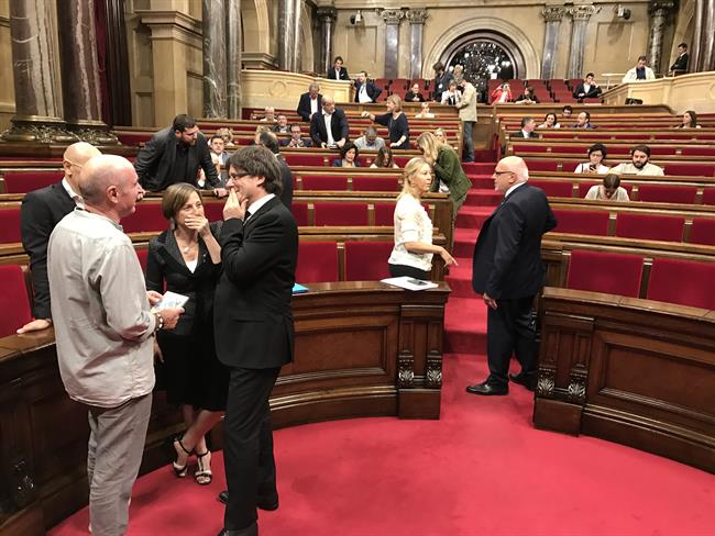 C.Puigdemont, C.Forcadell y diputados de JxSí en el Parlament | EUROPA PRESS ep cpuigdemont cforcadelldiputadosjxsi enparlament