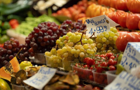 ep detalle de uno de los productos tipicos en estas fechas las uvas en el mercado de la boqueria