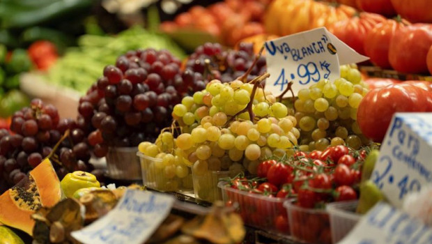 ep detalle de uno de los productos tipicos en estas fechas las uvas en el mercado de la boqueria