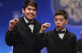 ep dos de los ninos de la residencia de san ildefonso posan con las ultimas bolas premiadas en el
