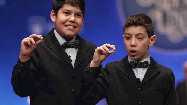 ep dos de los ninos de la residencia de san ildefonso posan con las ultimas bolas premiadas en el