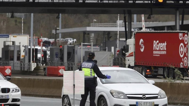 ep efectivos de la guardia civil y de la policia realizan controles por el estado de alarma
