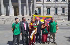 ep el director de la fundacion casa del tibet de barcelona thubten wangchen flanqueado por el