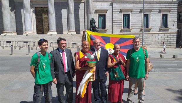 ep el director de la fundacion casa del tibet de barcelona thubten wangchen flanqueado por el