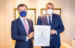 ep el director general de caixabank am juan bernal recibe el sello efqm 500 de manos del director de