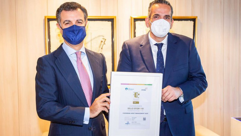 El director general de CaixaBank AM, Juan Bernal, recibe el ‘Sello EFQM 500’ de manos del director de Servicios EFQM del Club Excelencia en Gestión, Alfredo Millán. | ADRIÁN MIGUELÁÑEZ PIZARRO - CAIXABANK AM ep el director general de caixabank am juan bernal recibe el sello efqm 500 de manos del director de