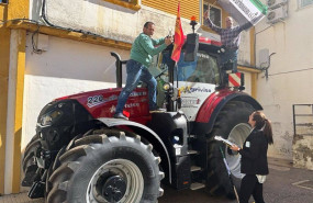 ep el presidente de apag extremadura juan metidieri subido a un tractor durante los preparativos de