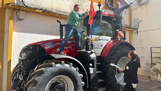 ep el presidente de apag extremadura juan metidieri subido a un tractor durante los preparativos de