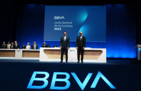ep el presidente de bbva carlos torres vila i y el ceo de bbva onur gen d durante la junta general