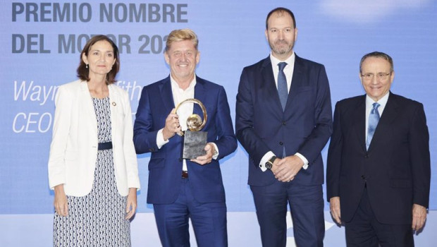 ep el presidente de seat wayne griffiths recibe el premio nombre del motor 2021 de prensa iberica