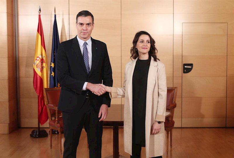 https://img2.s3wfg.com/web/img/images_uploaded/a/3/ep_el_presidente_del_gobierno_pedro_sanchez_y_la_lider_de_ciudadanos_ines_arrimadas_posan_juntos.jpg