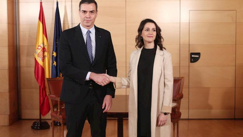 El presidente del Gobierno, Pedro Sánchez y la lider de Ciudadanos, Inés Arrimadas, posan juntos momentos antes de una reunión en el Congreso de los Diputados, el 16 de diciembre de 2019. | Eduardo Parra - Europa Press - Archivo ep el presidente del gobierno pedro sanchez y la lider de ciudadanos ines arrimadas posan juntos