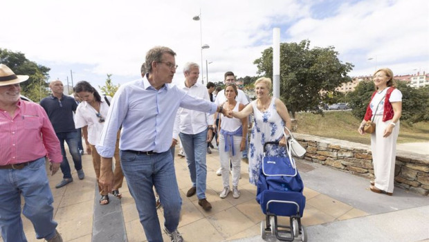 ep el presidente del pp alberto nunez feijoo recorre un tramo del camino de santiago a su paso por