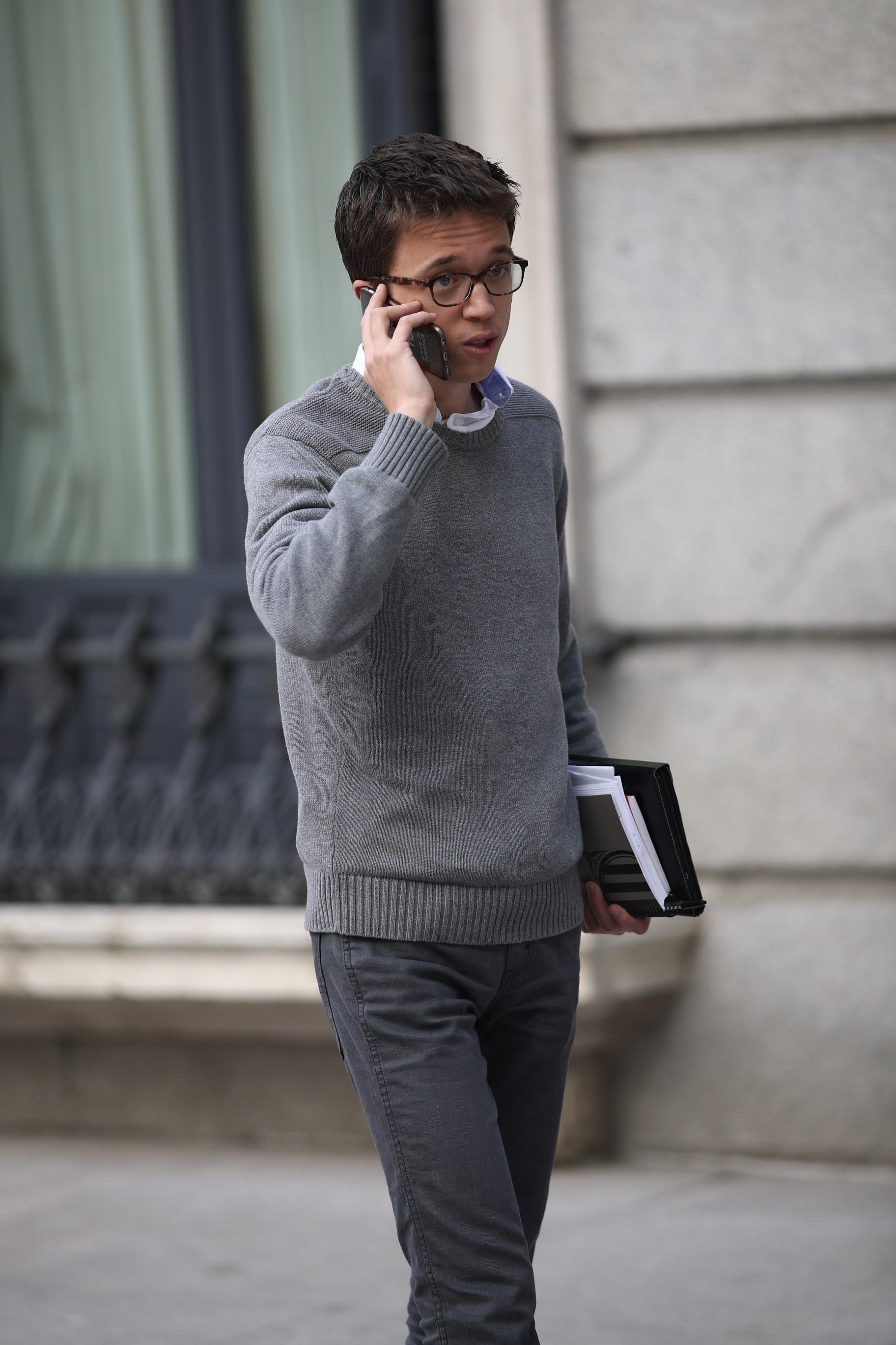 Errejón hablando por el móvil en el Congreso | EUROPA PRESS ep errejon hablandomovilcongreso