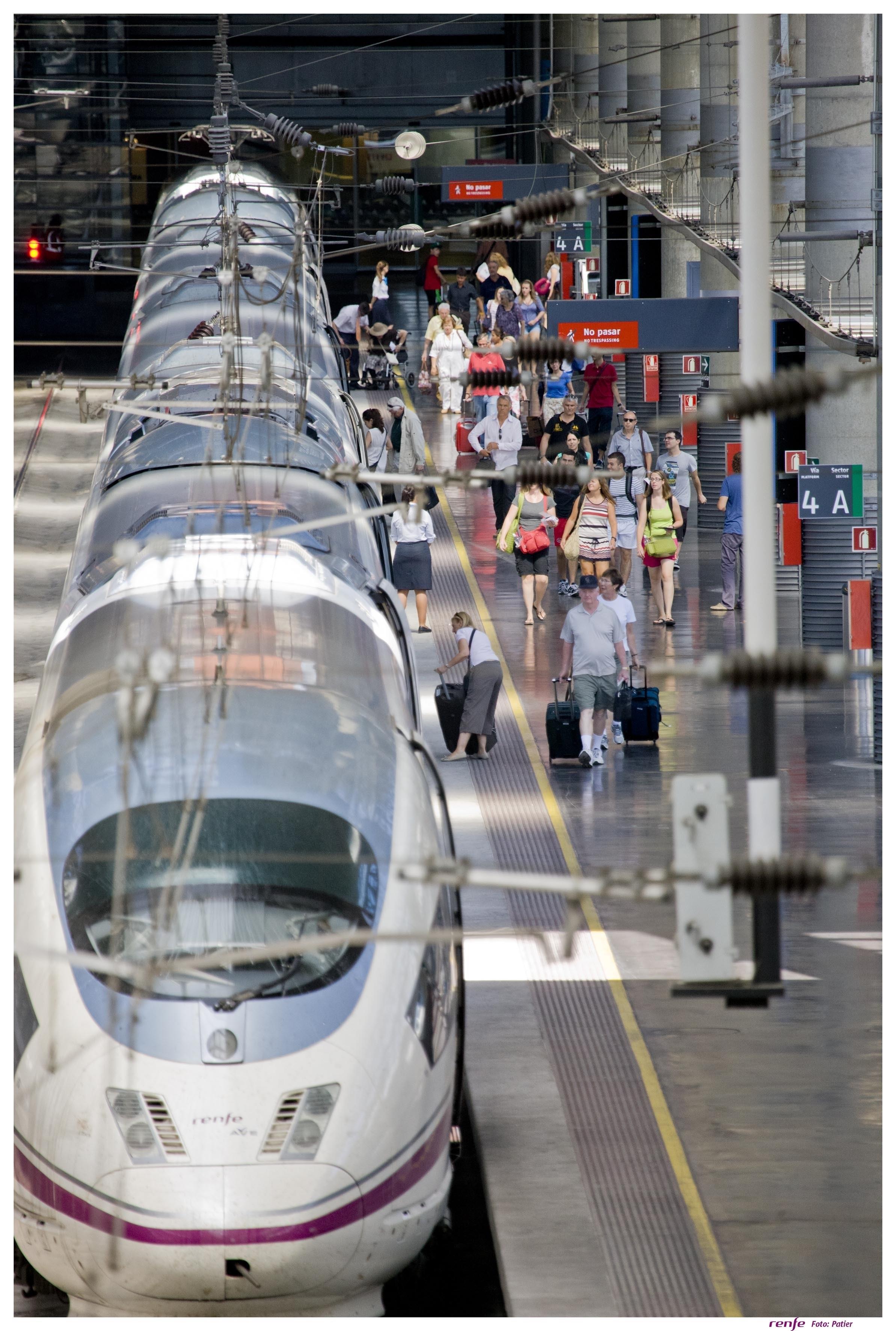 Estación con tren AVE y viajeros de Renfe | RENFE ep estaciontren aveviajerosrenfe