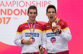 ep gerard descarrega junto a su guia marcos blanquino tras ganar el oro en el mundial de londres de
