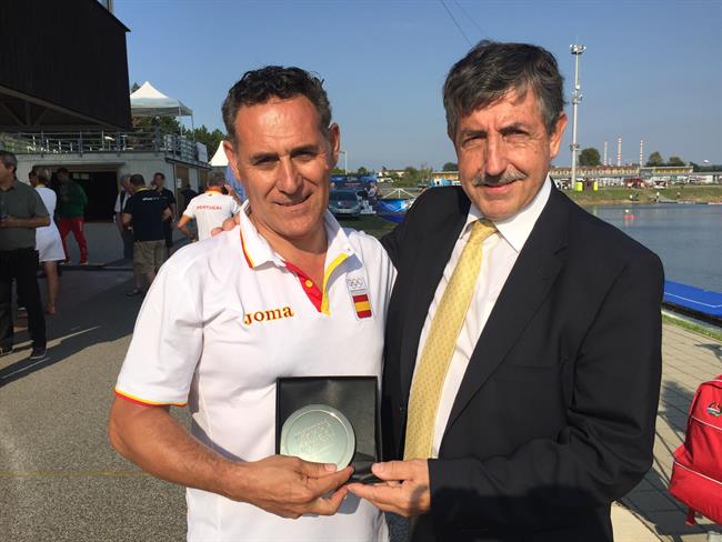 José Perurena entrega el trofeo como Mejor Selección de Kayak a Román Mangas | RFEP ep jose perurena entregatrofeomejor seleccionkayakroman mangas