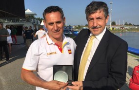ep jose perurena entregatrofeomejor seleccionkayakroman mangas