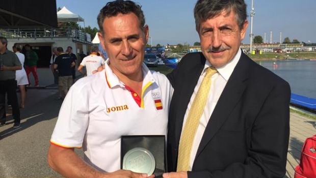 ep jose perurena entregatrofeomejor seleccionkayakroman mangas