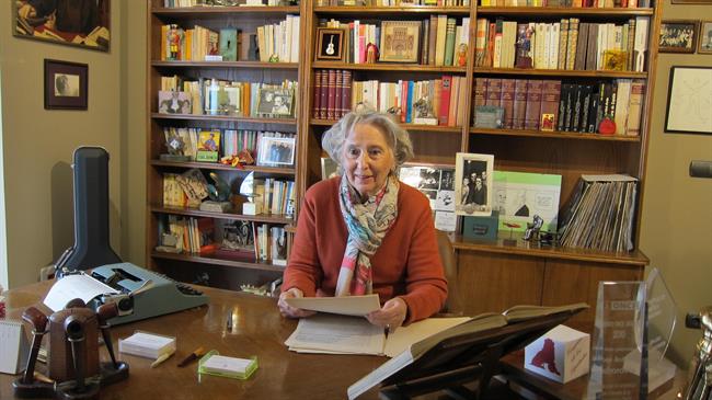 Juana de Grandes con el original de la obra 'Paisajes queridos' de Labordeta | EUROPA PRESS ep juanagrandesoriginalla obra paisajes queridos de labordeta