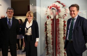 ep la baronesa carmen thyssen dona un tocadoplumaslas culturas nativas