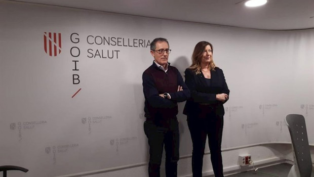 ep la consellera de salud y consumo patricia gomez y el medico miembro del comite de alerta por